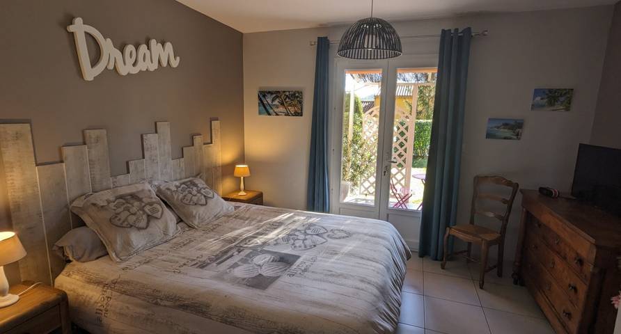 Bed and Breakfast 'Chambre - Le Clos Des Fontaines' con piscina privada, Wi-Fi y aire acondicionado in Pernes-les-Fontaines, Parque natural regional del Mont Ventoux