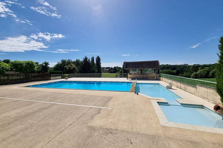 Appartement de vacances pour 6 personnes, avec piscine ainsi que jardin et terrasse