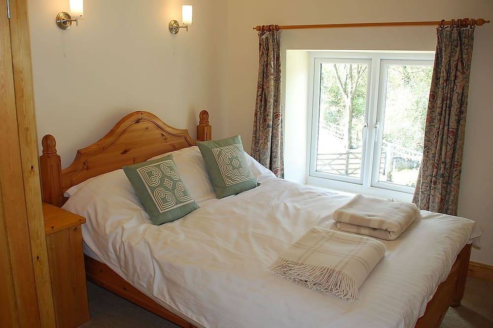 Cosy, stylish Derbyshire cottage, just a mile from Carsington Water in Hopton (Derbyshire), Derbyshire