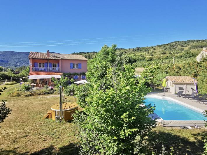Gîte pour 17 personnes, avec Jacuzzi et Piscine à Lachau