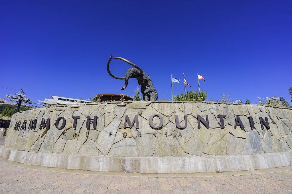 Ganze Wohnung, Walk to Village & Gondola Corner Condo w/ Fireplace, Wifi & Shared Hot Tub in Mammoth Lakes, Mammoth Mountain