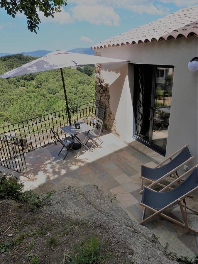 Gîte pour 3 personnes, avec vue et terrasse, adapté aux familles à Petreto-Bicchisano - 2