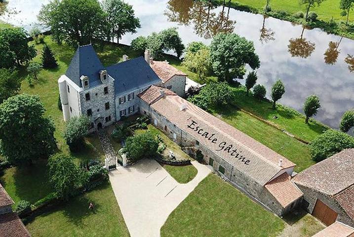 Location de vacances pour 2 personnes, avec terrasse et jardin ainsi que vue et vue sur le lac dans La Chapelle-Bertrand