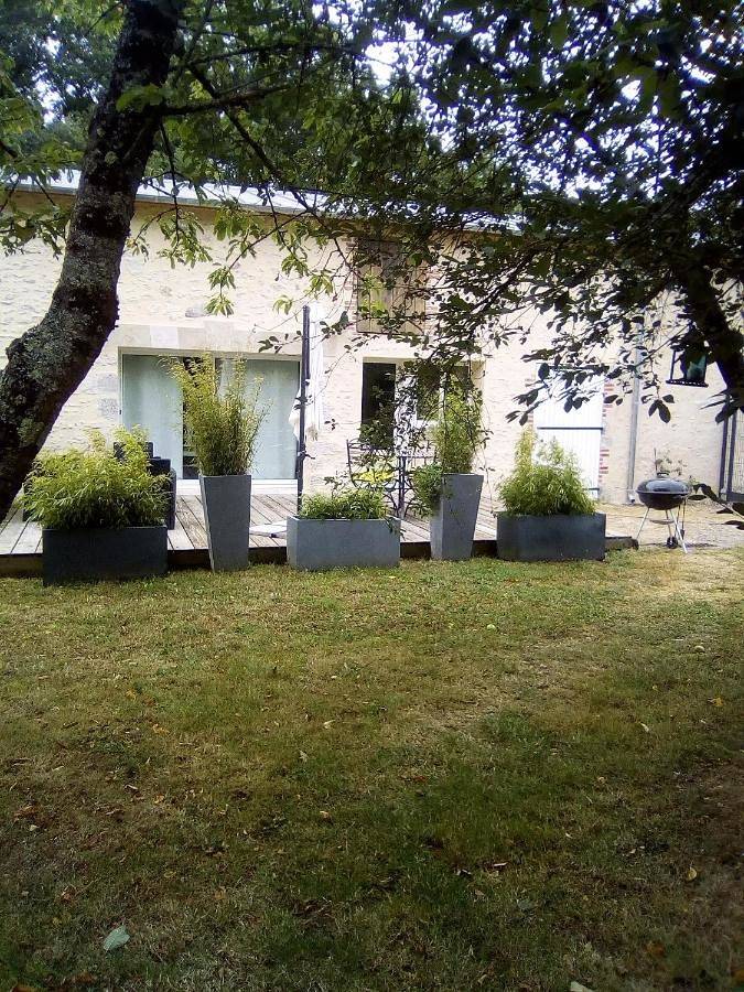 Location de vacances pour 4 personnes, avec vue et jardin à Saint-Branchs - 2