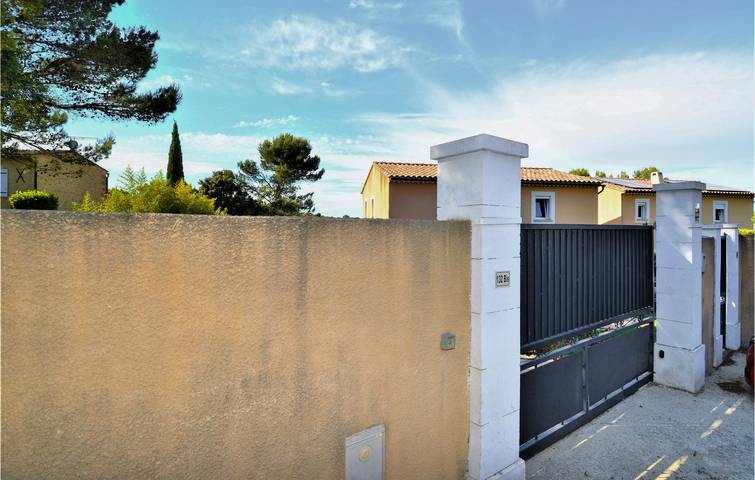 Location de vacances pour 12 personnes, avec terrasse ainsi que jardin et piscine à Sauveterre - 3