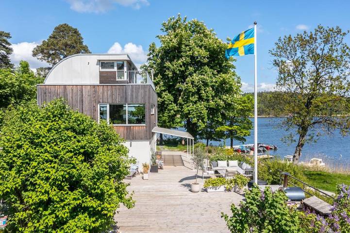 Villa för 8 Personer, med Balkong samt Terass och Trädgård och Bastu i Danderyd