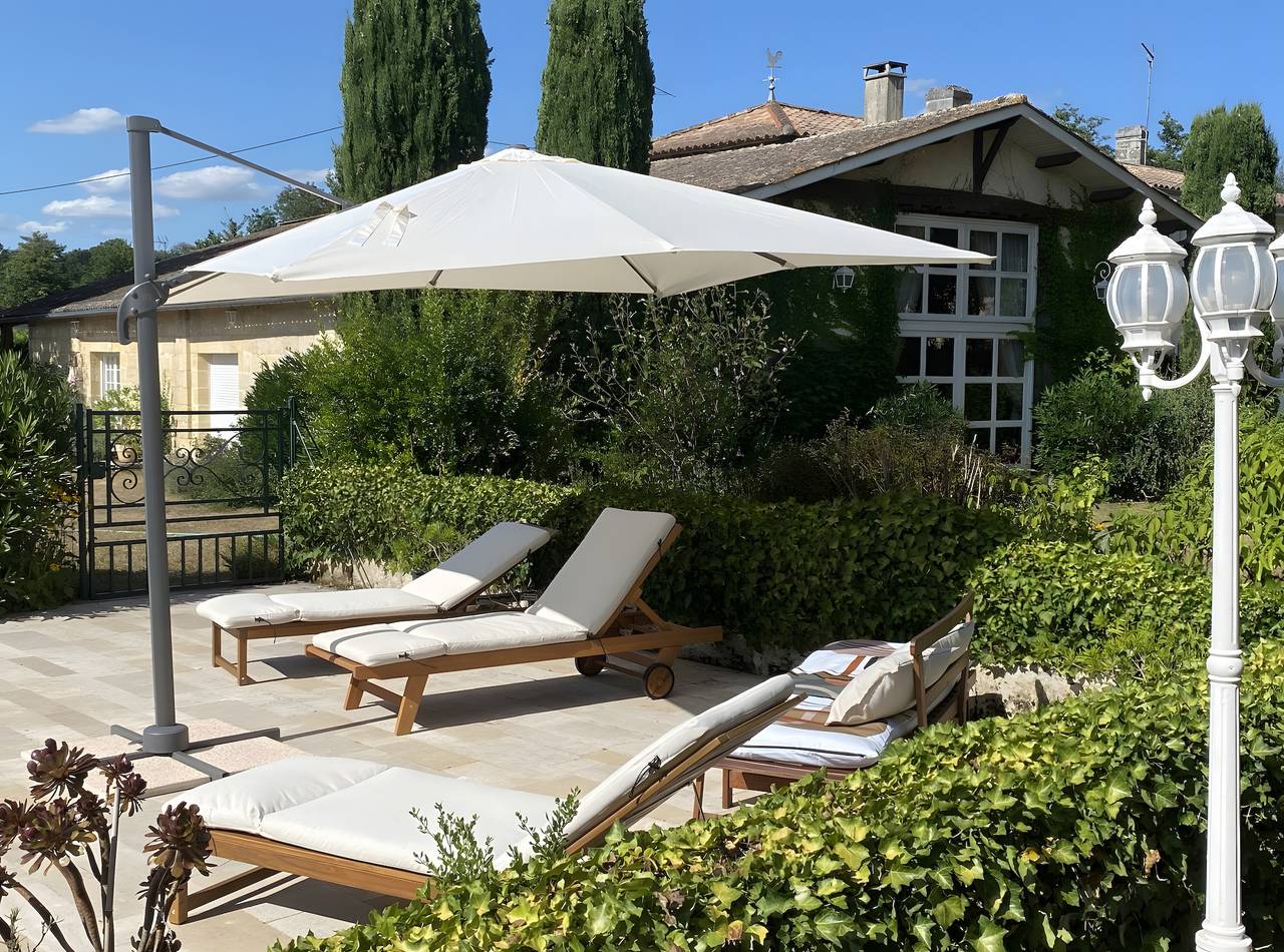 Gîte con piscina La Petite Gironde in Porchères, Región de Libourne