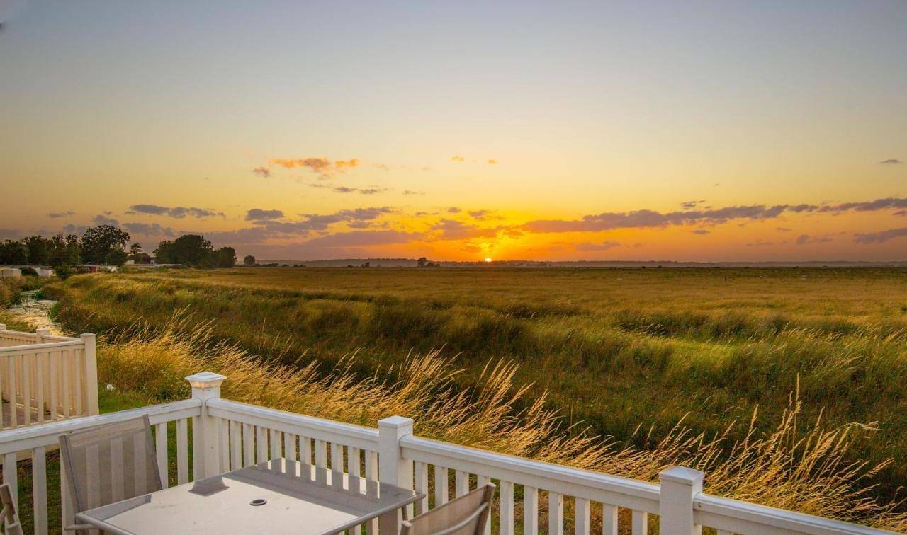 River Lodge Platinum Plus Holiday Home with River Views, Free Wifi & Netflix in Camber, East Sussex