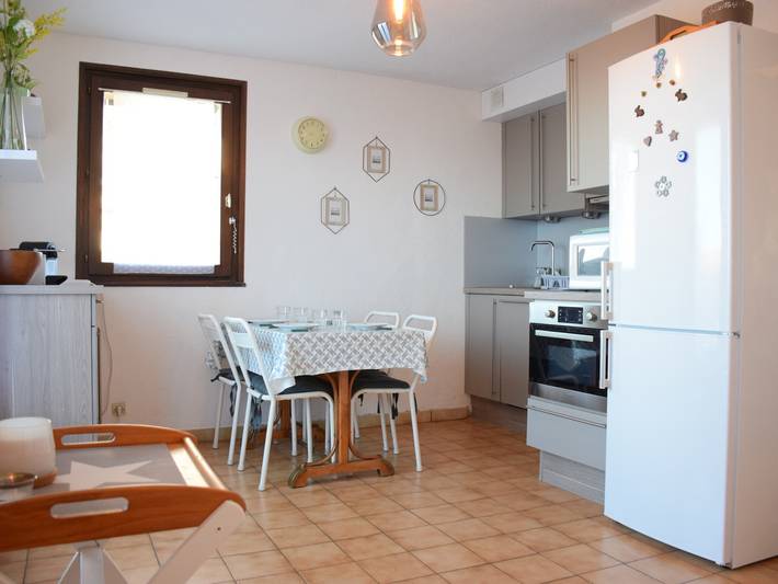 Appartement entier, Appartement cozy avec terrasse, Wi-Fi et parking à Évian-les-Bains in Neuvecelle, Région de Thonon-les-Bains