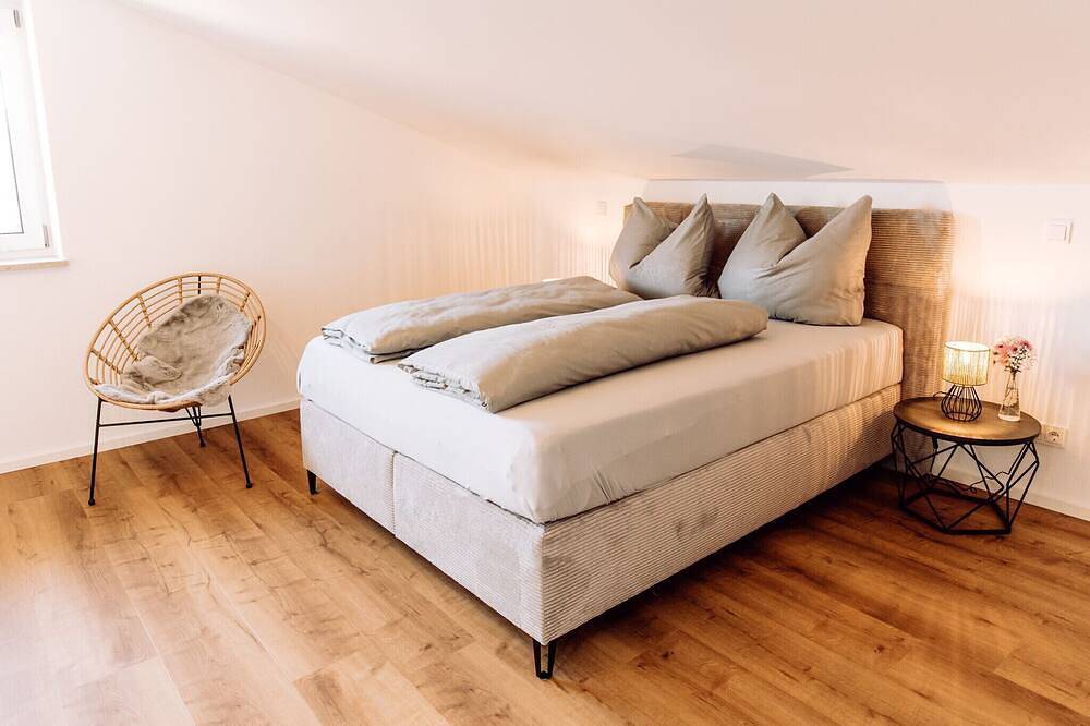 Ganze Wohnung, Ferienwohnung 3 Weitblick im 2. Obergeschoss mit Balkon in Riedering, Chiemgauer Alpen