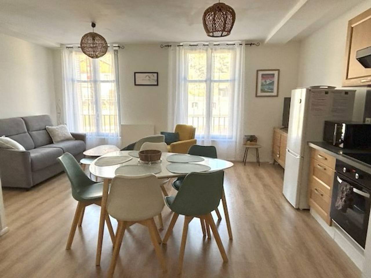 Entire apartment, Central T2 Apartment, Wi-Fi, Sleeps 4, near thermal baths in La Bourboule, Volcans d'Auvergne Regional Nature Park