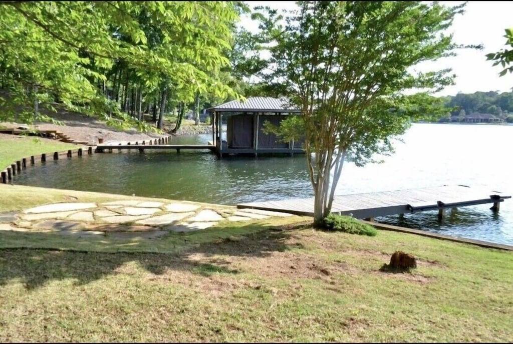 Lake Martin Cottage, Sunset Views, Private Dock, Waterfront, Blue Creek Sleeps 6 in Lake Martin