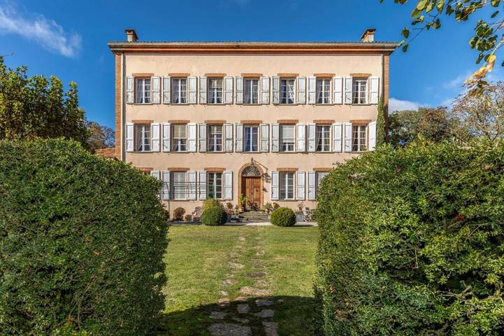 Location de vacances pour 15 personnes, avec vue ainsi que piscine et jardin à Montaut (Ariège)