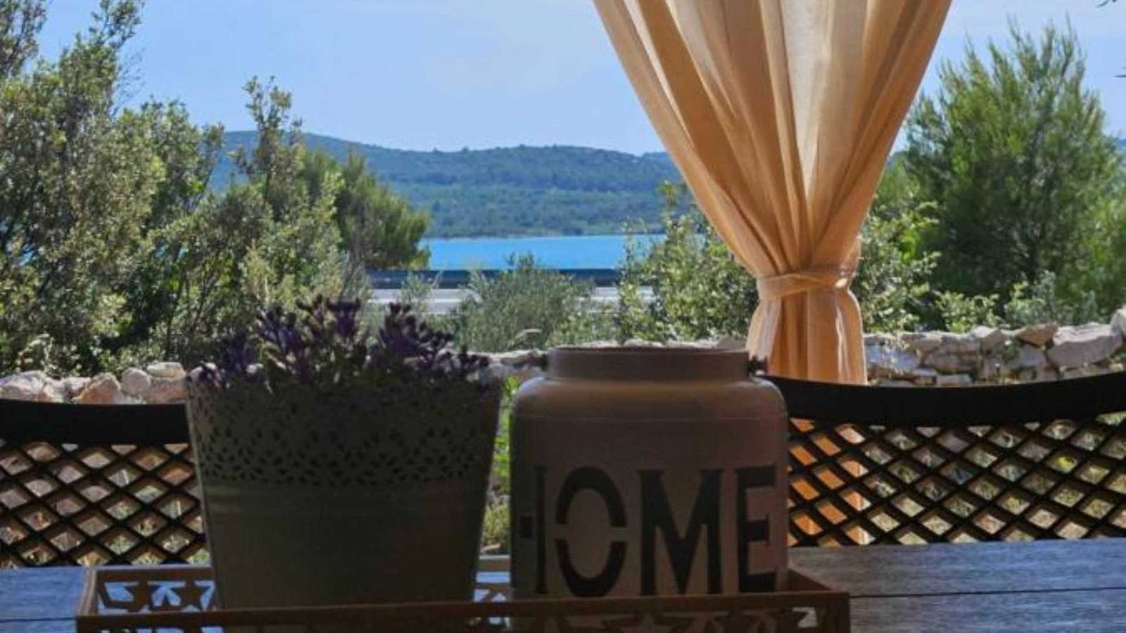 Wohnwagen für 6 Personen mit Pool in Pirovac, Šibenik-Knin