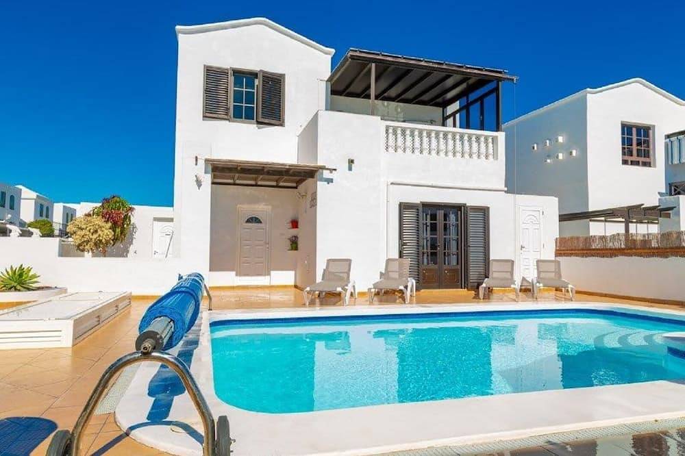 Villa Colonia, Fabulous Luxury Villa 5 min beach, skytv, h/pool, Bbq & more! in Puerto del Carmen, Tías