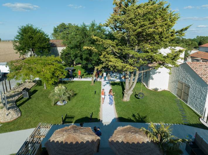 Location de vacances pour 24 personnes, avec jardin à La Jarrie