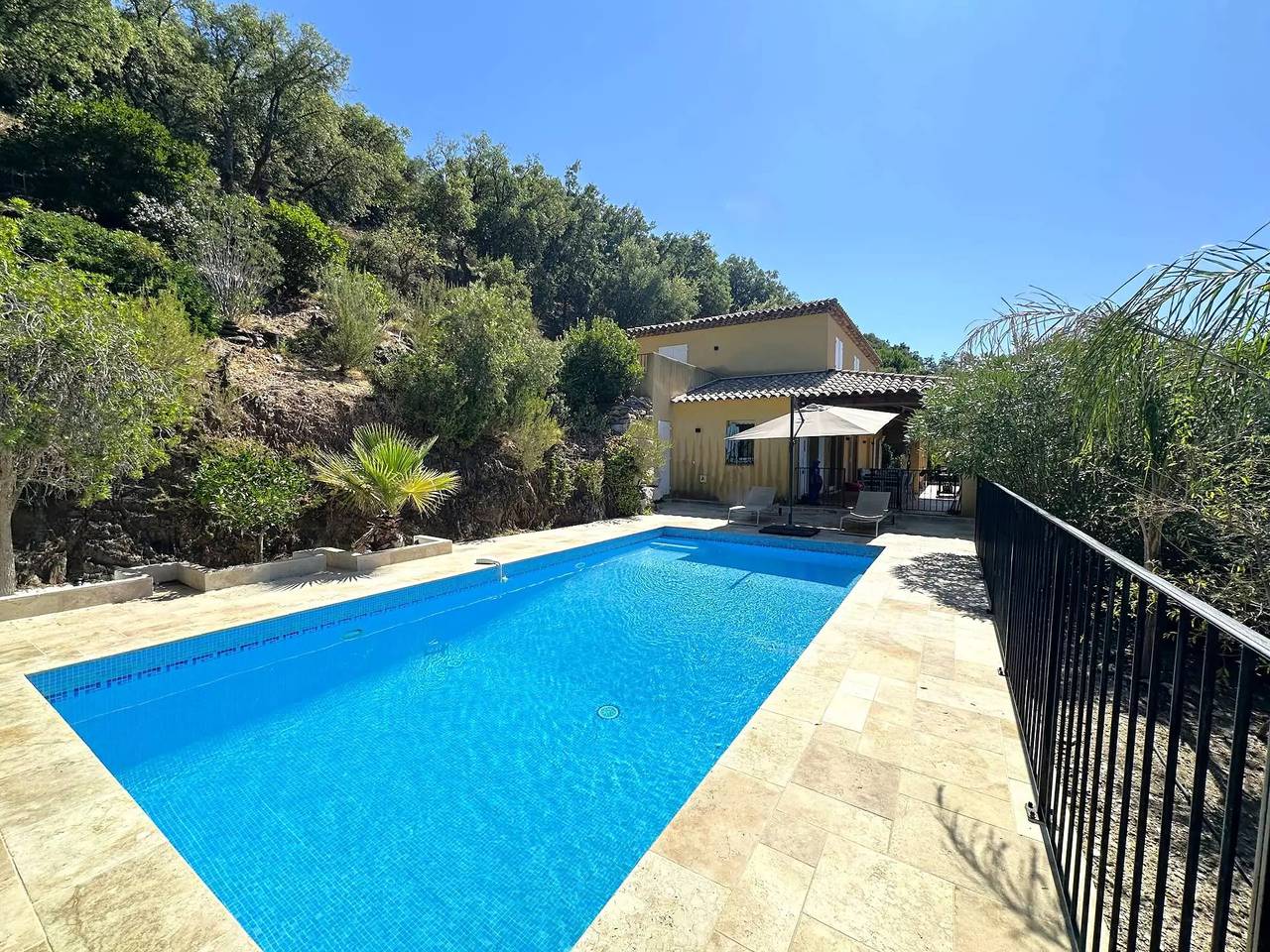 Villa climatisée pour 10 personnes avec piscine privée, vue sur les collines et la mer, sur le domaine de Valcros in La Londe-les-Maures, Côte méditerranéenne (France)