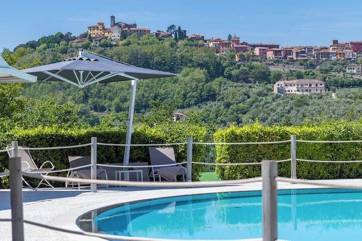 Ferienhaus für 16 Personen, mit Balkon und Whirlpool sowie Garten in Pieve a Nievole