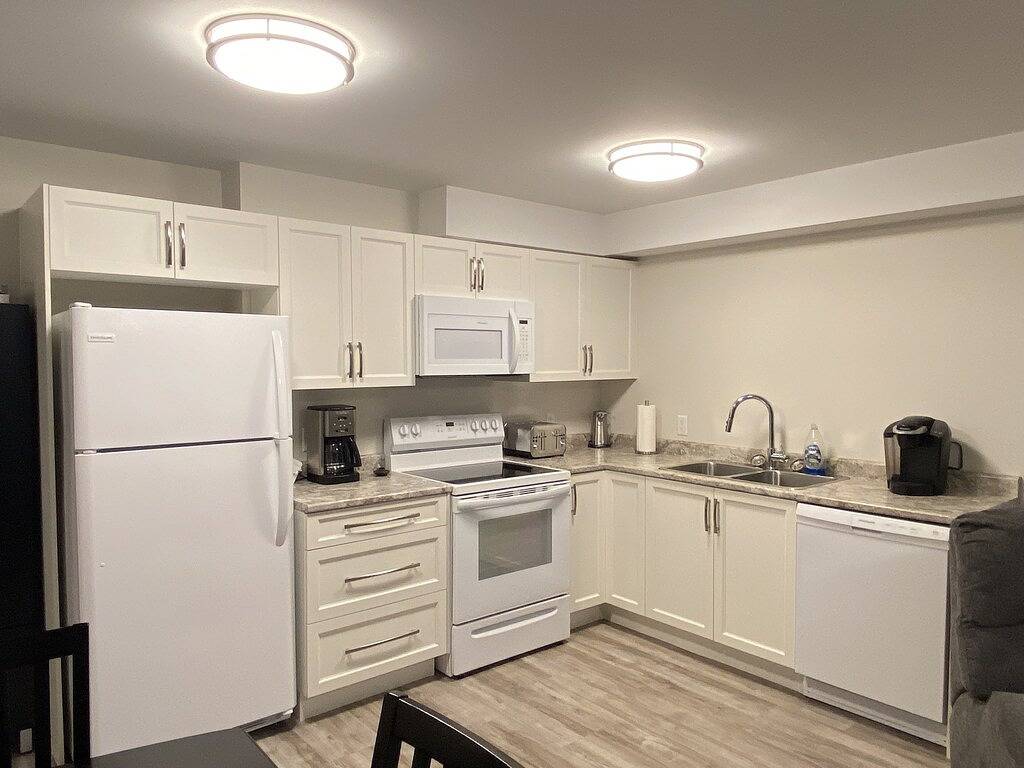 Hot tub, Pet Friendly + Monthly Discounts! Trails Nearby!\n in Nanaimo, Regional District of Nanaimo