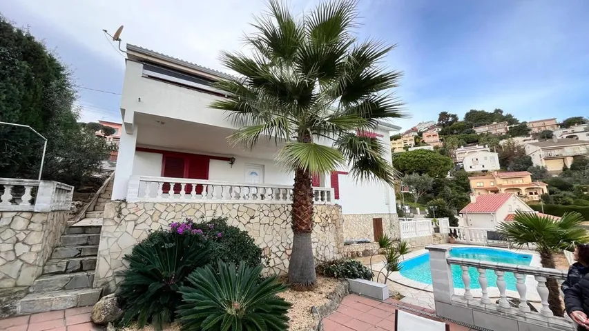 Chalet para 6 personas, con jardín además de vistas y piscina - 1
