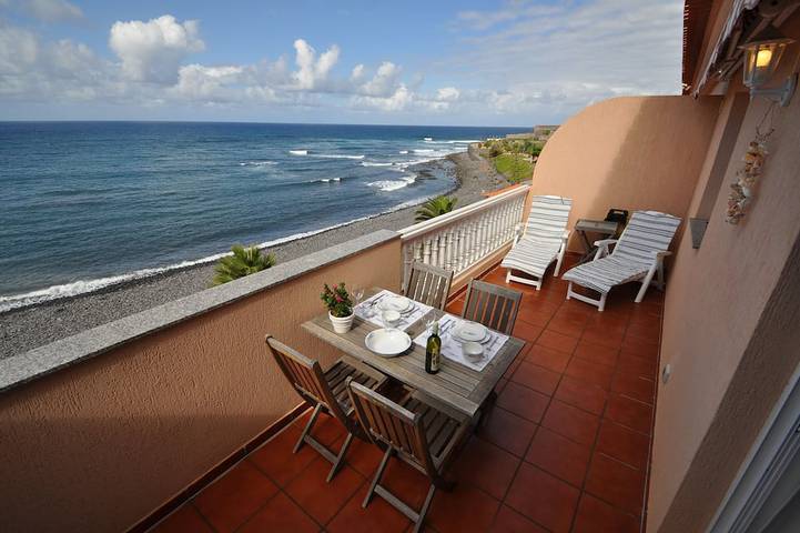 Ferienwohnung für 3 Personen, mit Balkon und Garten in La Caleta de Interián