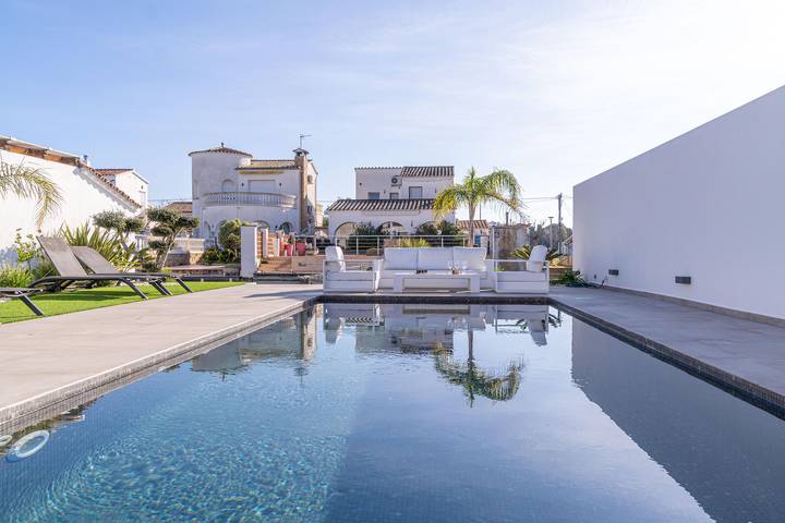 Casa rural para 8 personas, con vistas además de jardín y terraza en Ampuriabrava - 2