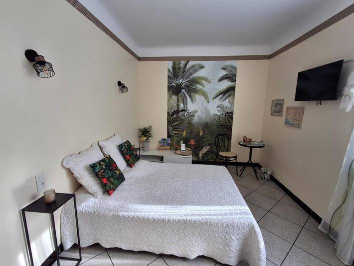 Gîte pour 2 personnes, avec terrasse ainsi que vue et jardin, animaux acceptés à Sénas