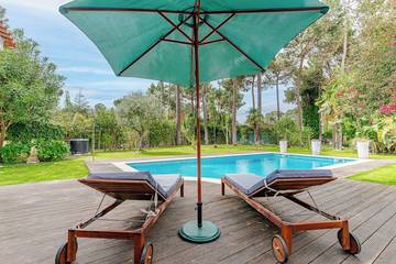 Cottage pour 8 personnes, avec piscine ainsi que jardin et terrasse dans Lagoa de Albufeira