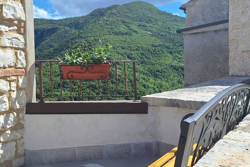 Entire apartment, House in the medieval village Castelletta 700 mt height in the park Gola della Rossa in Fabriano, Ancona Province