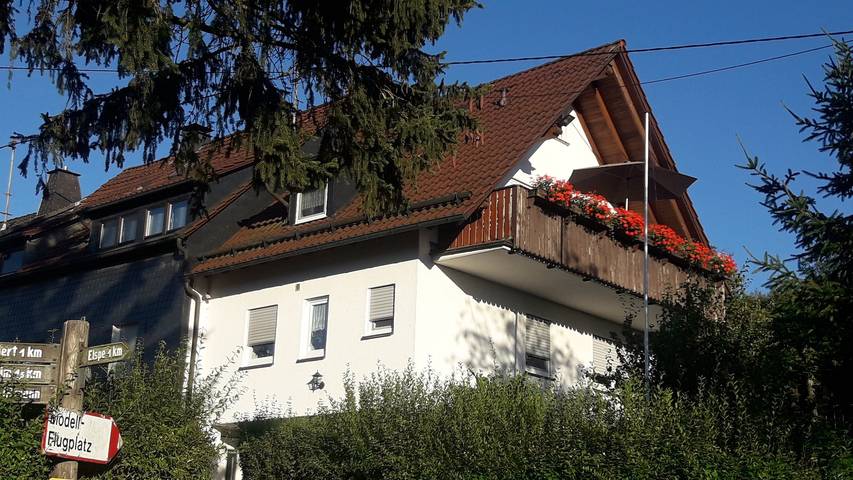 Geheel appartement, Appartement 'Lausebuche Im Sauerland' met uitzicht op de bergen, eigen terras en Wi-Fi in Lennestadt, Sauerland