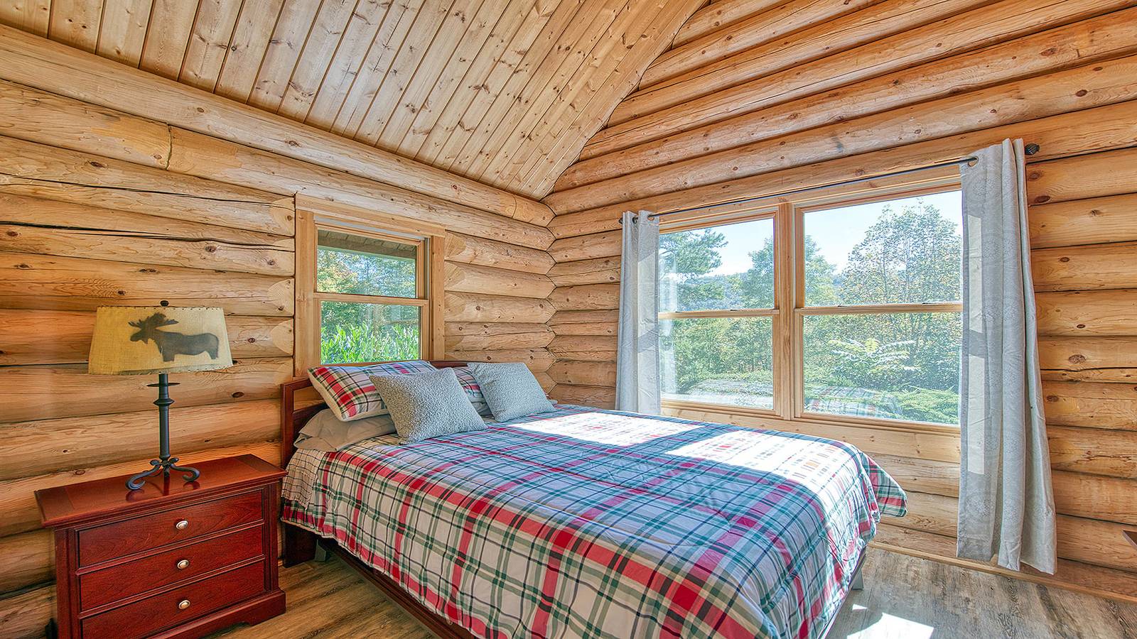 Entire studio, Slps 24;12m town;7acre; huge yard; theatre+gmroom! in Jackson County