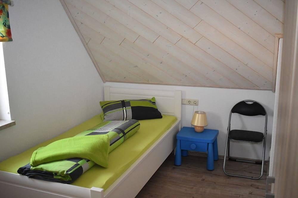 Familienferienwohnung, Kinderzimmer,  Spielplatz im Garten, 2-4 Personen in Bad Brambach, Chemnitz und Umgebung