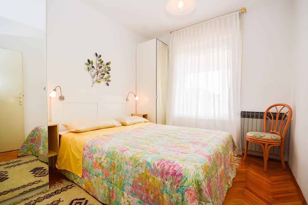 Entire apartment, Holiday apartment with balcony and Tv-Sat in Pula, Pula-Medulin