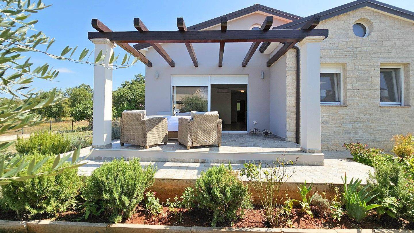 "Villa Pavlovic" with garden and grill in Région d'Umag