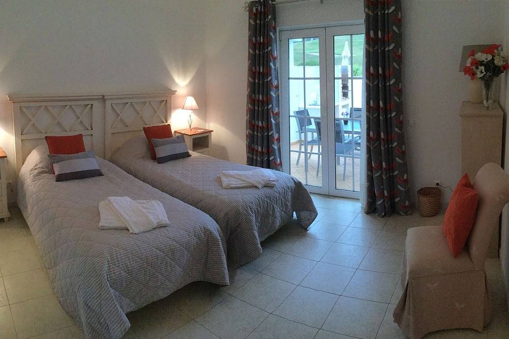 Schöne Villa mit herrlichem Blick auf den Golfplatz und den eigenen Pool in Budens, Faro Distrikt