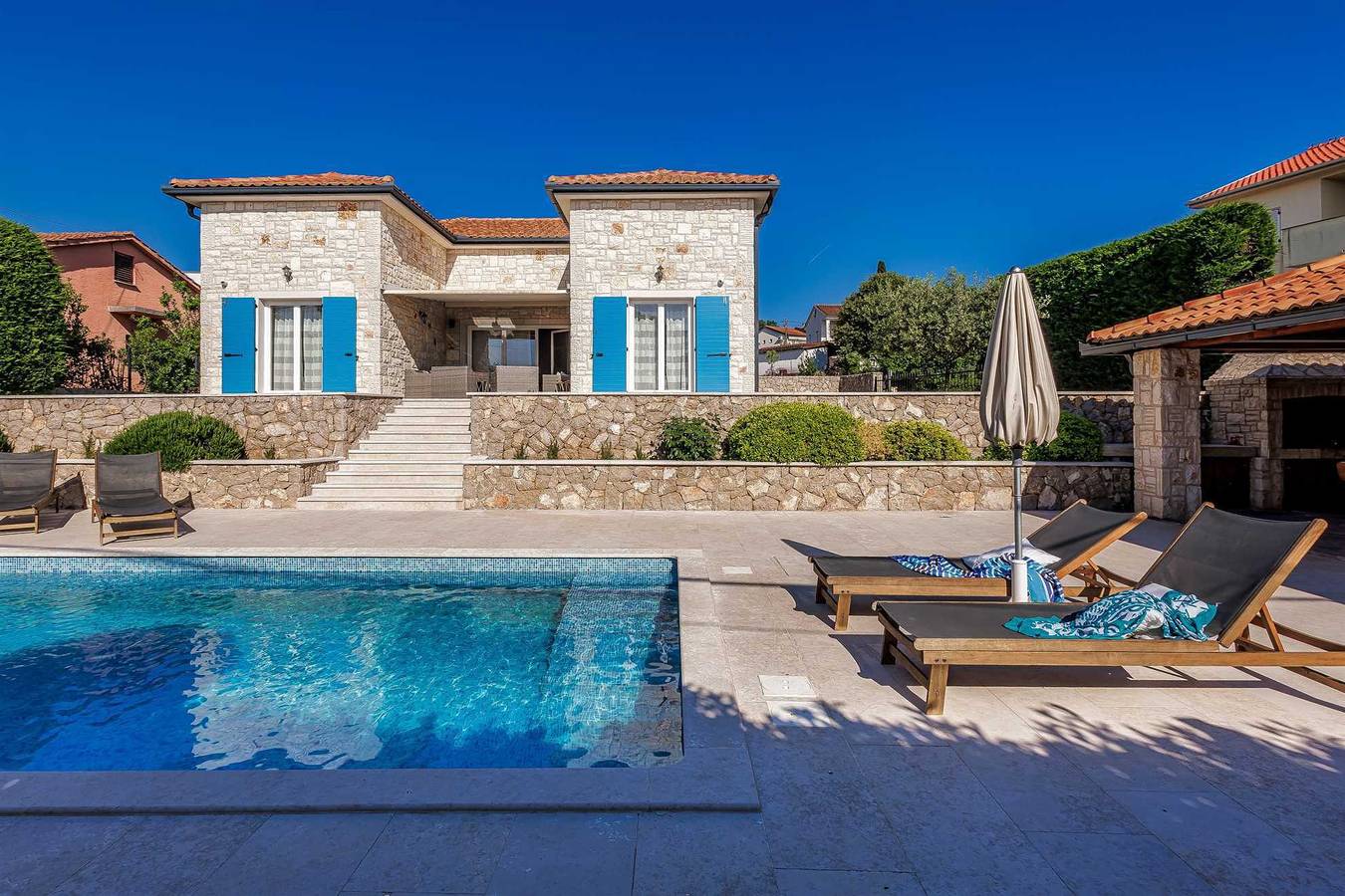 Villa Augusta mit einem geräumigen privaten Pool in Malinska-Dubašnica, Krk
