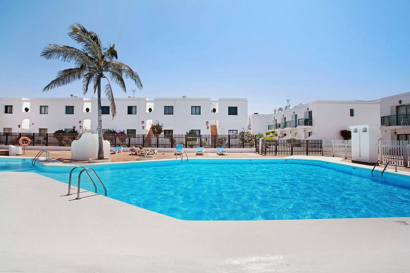 Vacation Home "Piso Relax - Carpe Mundi" with Shared Pool & Wi-Fi in Corralejo, La Oliva