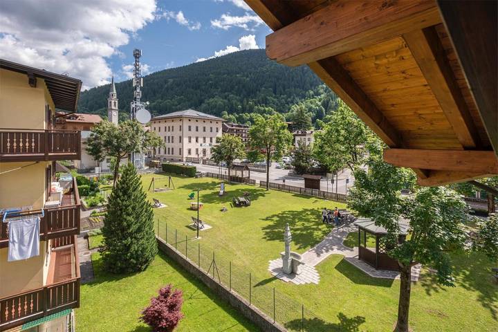 Apartamento inteiro, Casa Rosy com varanda e vista montanha no centro de Pinzolo in Pinzolo, Comune di Pinzolo