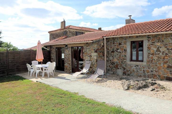 Gîte pour 6 personnes, avec terrasse ainsi que jardin et piscine, animaux acceptés à Monsireigne