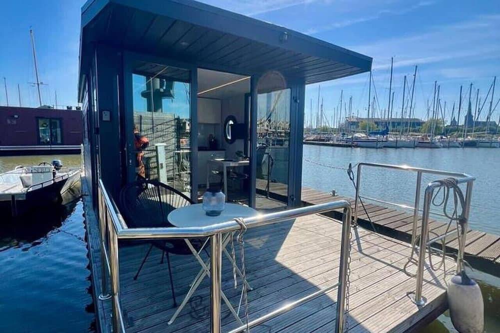 Cosy Houseboat `Eclipse` in Marina Monnickendam in Monnickendam, Markermeer