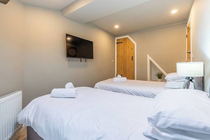 Stunning Grade 2 Listed Cottage that sleeps 8 in the heat of Kirkby Lonsdale in Kirkby Lonsdale, Yorkshire Dales National Park