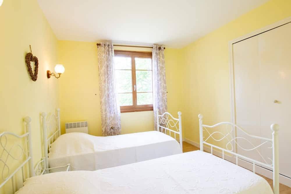 Maison spacieuse avec piscine privée, wifi et parking à Lanouaille in Lanouaille, Périgord Vert