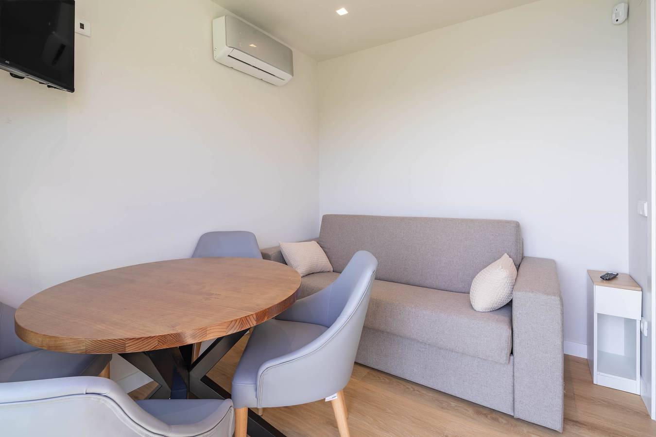 Apartamento entero, Bungalow '2 Con Piscina En La Playa' Con Vistas Al Mar, Wi-Fi Y Aire Acondicionado in Puebla del Caramiñal, Rias Baixas