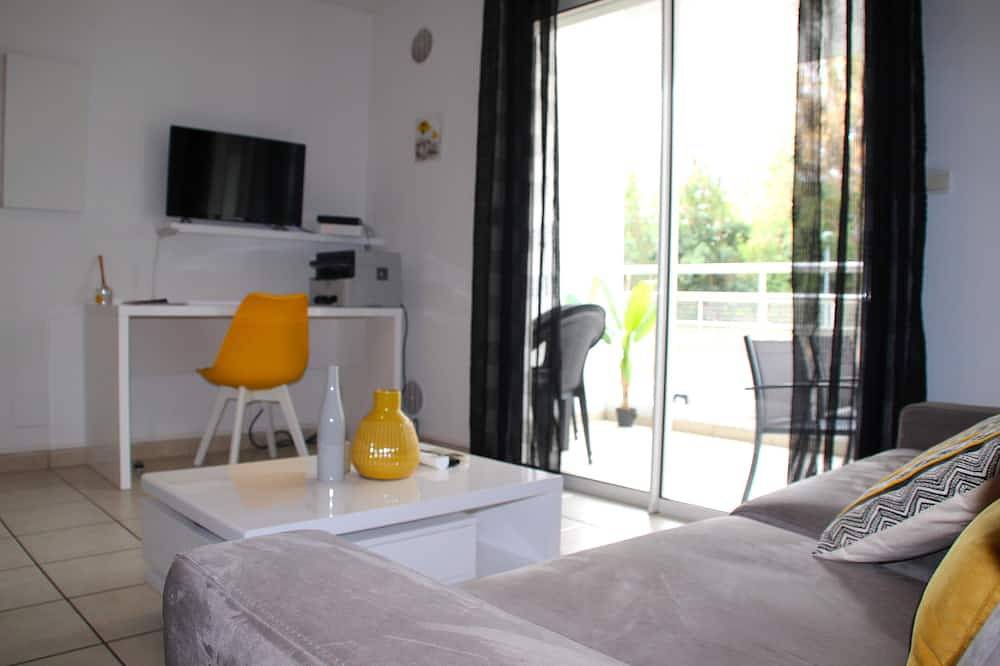 Entire apartment, Modern studio in quiet, secure downtown location in La Possession, La Réunion