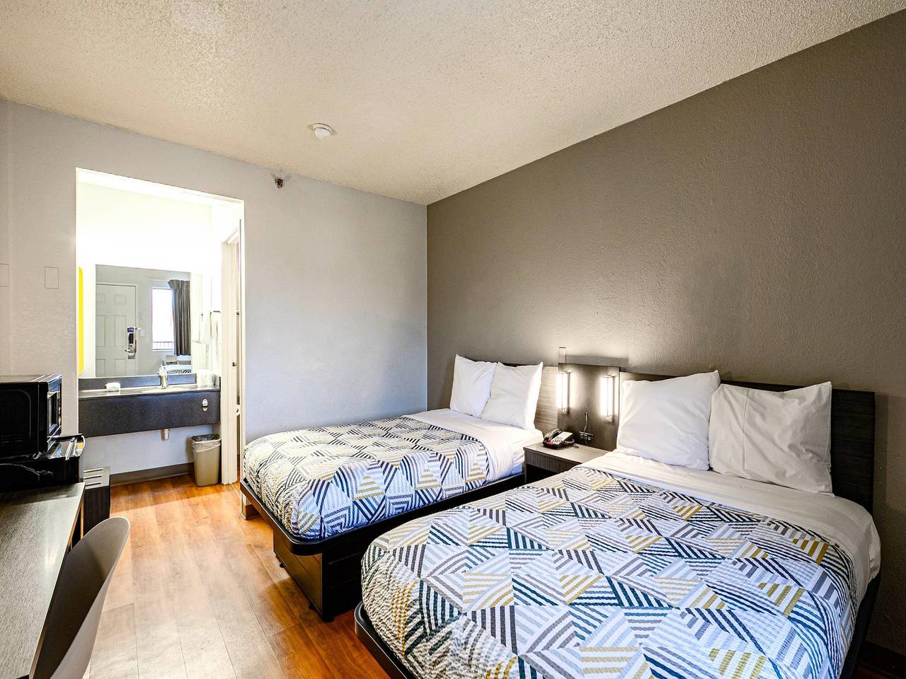 Apartamento entero, 2 camas matrimoniales | Adaptado para personas con in Wethersfield, Connecticut