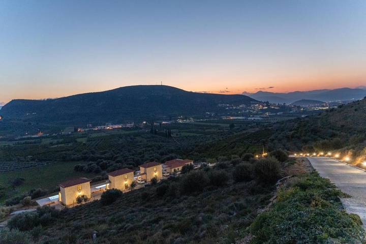 Ferienwohnung für 2 Personen, mit Balkon und Terrasse sowie Garten und Pool in Nafplio