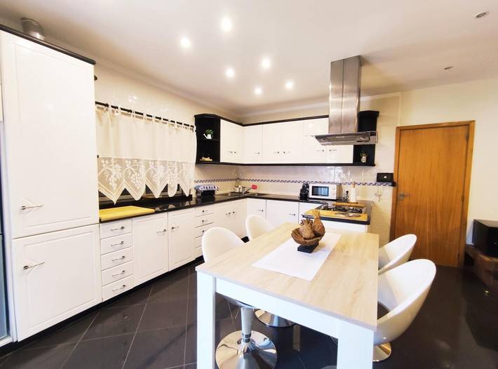Entire apartment, Casa Da Veiga: 3-Bedroom Apartment with Sea View, Balconies, and Wi-Fi in Seixas, Viana do Castelo District