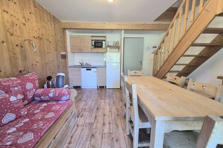Chalet pour 6 personnes, avec piscine et sauna, adapté aux familles à Les Déserts