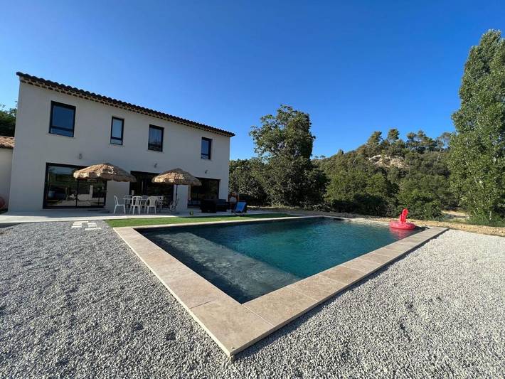 Location de vacances pour 6 personnes, avec jardin et piscine à Mirabeau