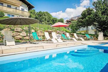 Ferienhaus für 25 Personen, mit Pool und Garten in Kollnburg